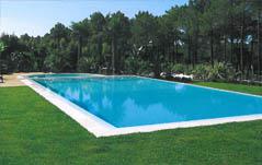 Piscina rectangular con desbordante