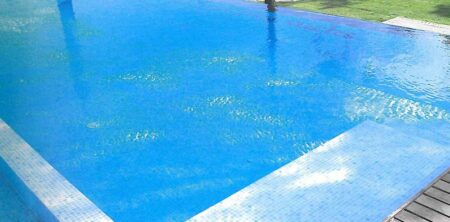 Piscina rectangular con coronación de madera