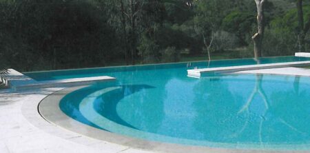 Piscina rectangular con jacussi redondo