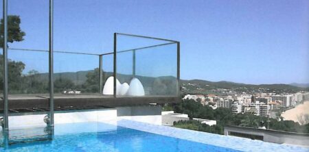 Piscina exterior desbordante