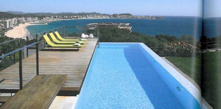 Piscina rectangular exterior con jacussi