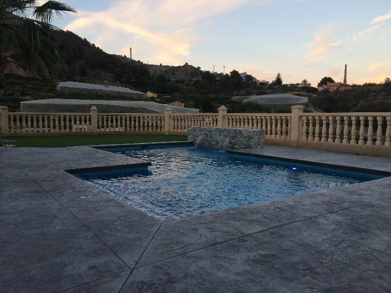 Piscina rectangular diseñada exclusivamente para un cliente con escalera interior lateral