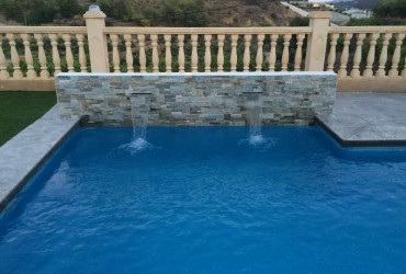 Piscina rectangular con cañones de agua