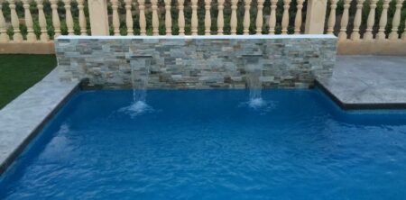 Piscina rectangular con cañones de agua