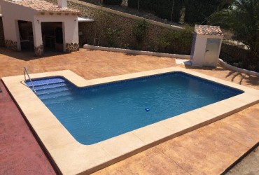 Piscina rectangular de 8×4, barbacoa y terraza de hormigon impreso.