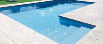 Piscina rectangular 8×4 con escalera lateral.