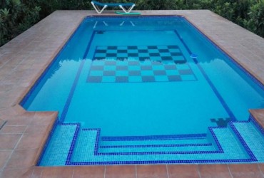 Piscina rectangular 8×4 con escalera romana cuadrada.