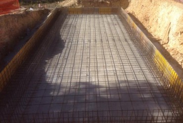 Piscina rectangular de 10×5 con desbordante.