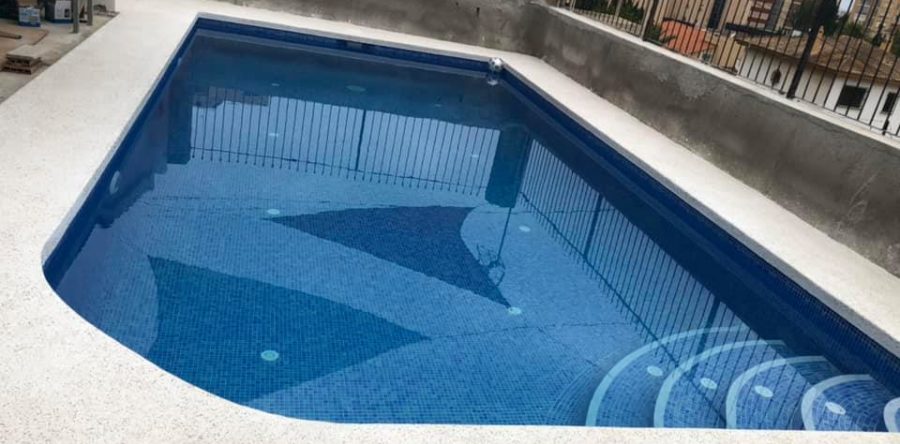 Piscina 8×4 más mosaico en terraza y ducha