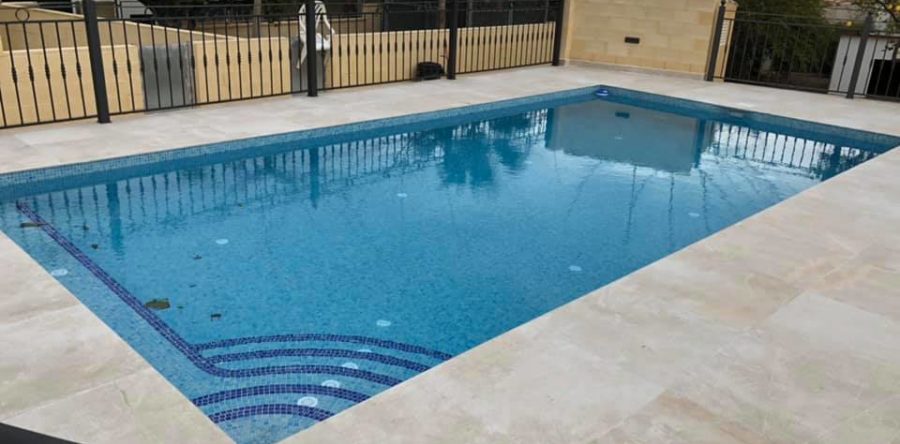 Piscina con terraza