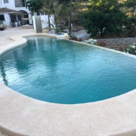 Piscina riñón 10×4 con desbordante infinity