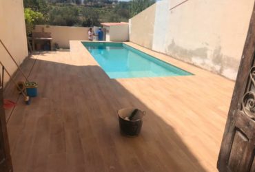 Piscina con terraza de gres porcelánico imitación madera