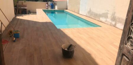 Piscina con terraza de gres porcelánico imitación madera