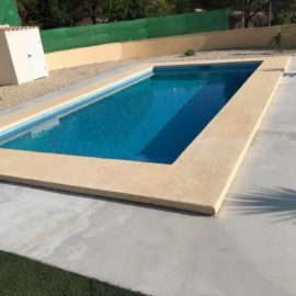 Piscina rectangular 8×4 con coronación de granito in situ