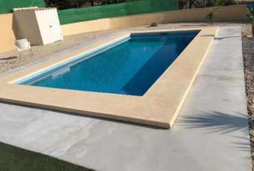 Piscina rectangular 8×4 con coronación de granito in situ