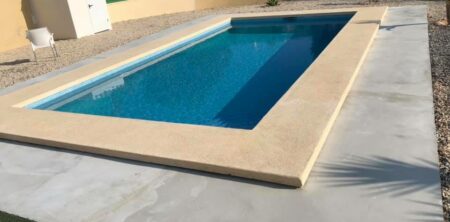 Piscina rectangular 8×4 con coronación de granito in situ
