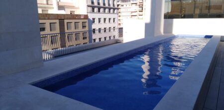 Piscina en azotea edificio