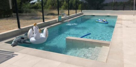 Piscina 12×4 con cortina de agua y terraza