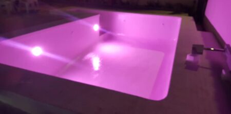 Piscina con escalera exterior