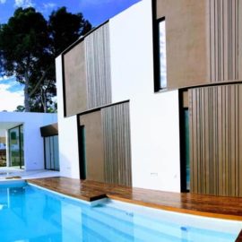 Piscina 9×4 con diseño exclusivo y terraza de madera