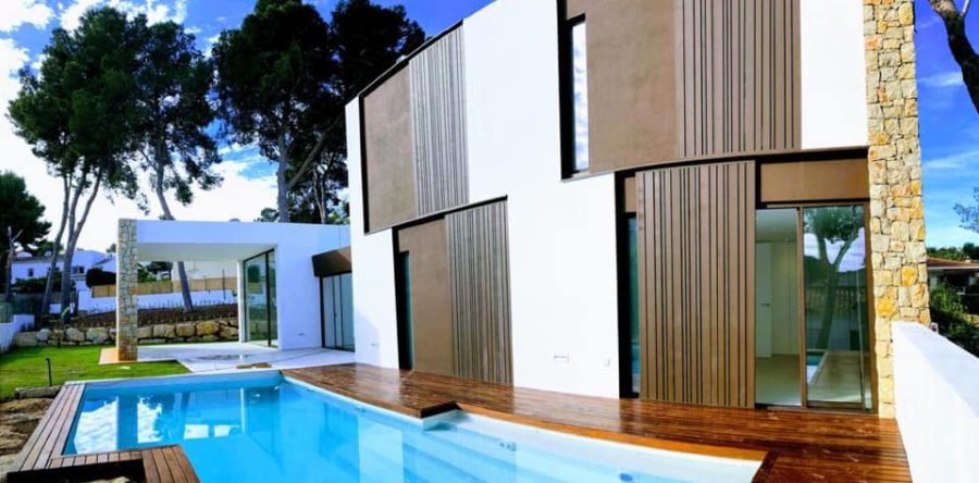 Piscina 9×4 con diseño exclusivo y terraza de madera